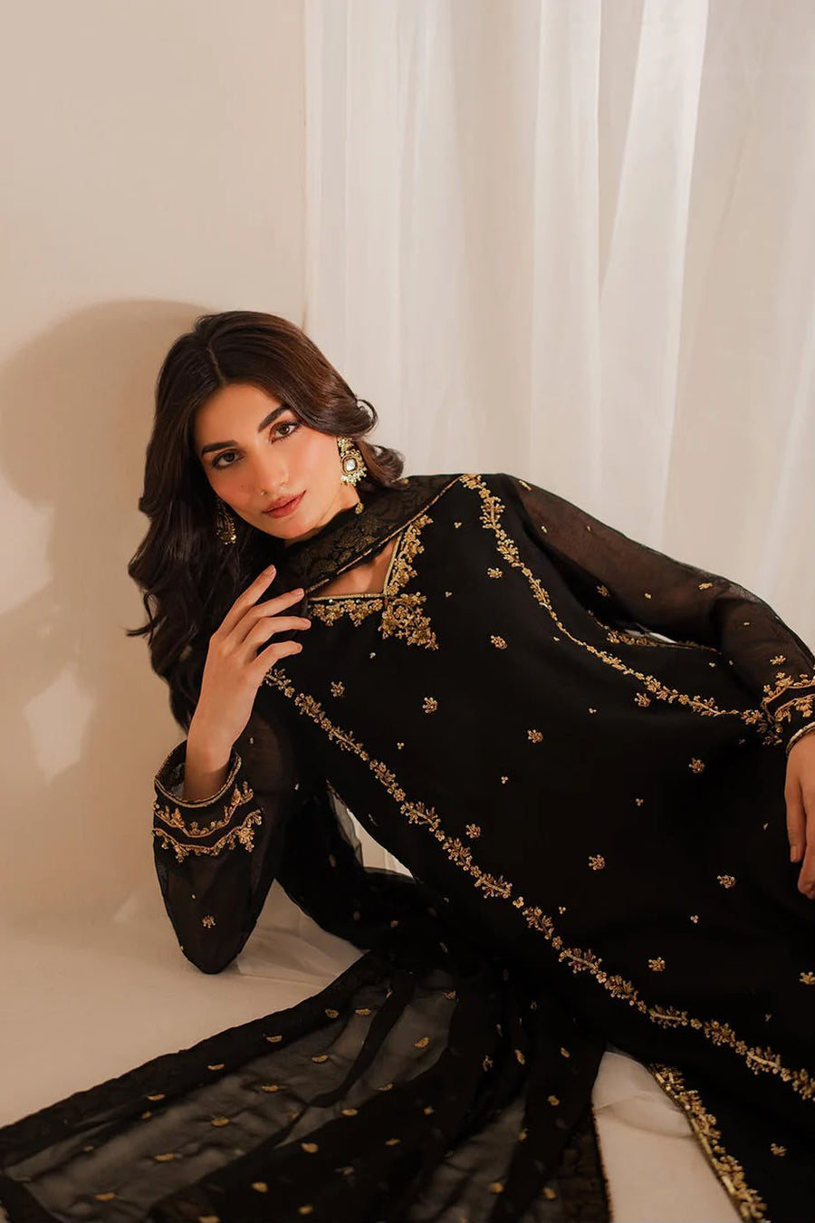 Iznik Hit Code Premium Heavy Embroidered Chiffon 3-Piece Suit – Black & Red