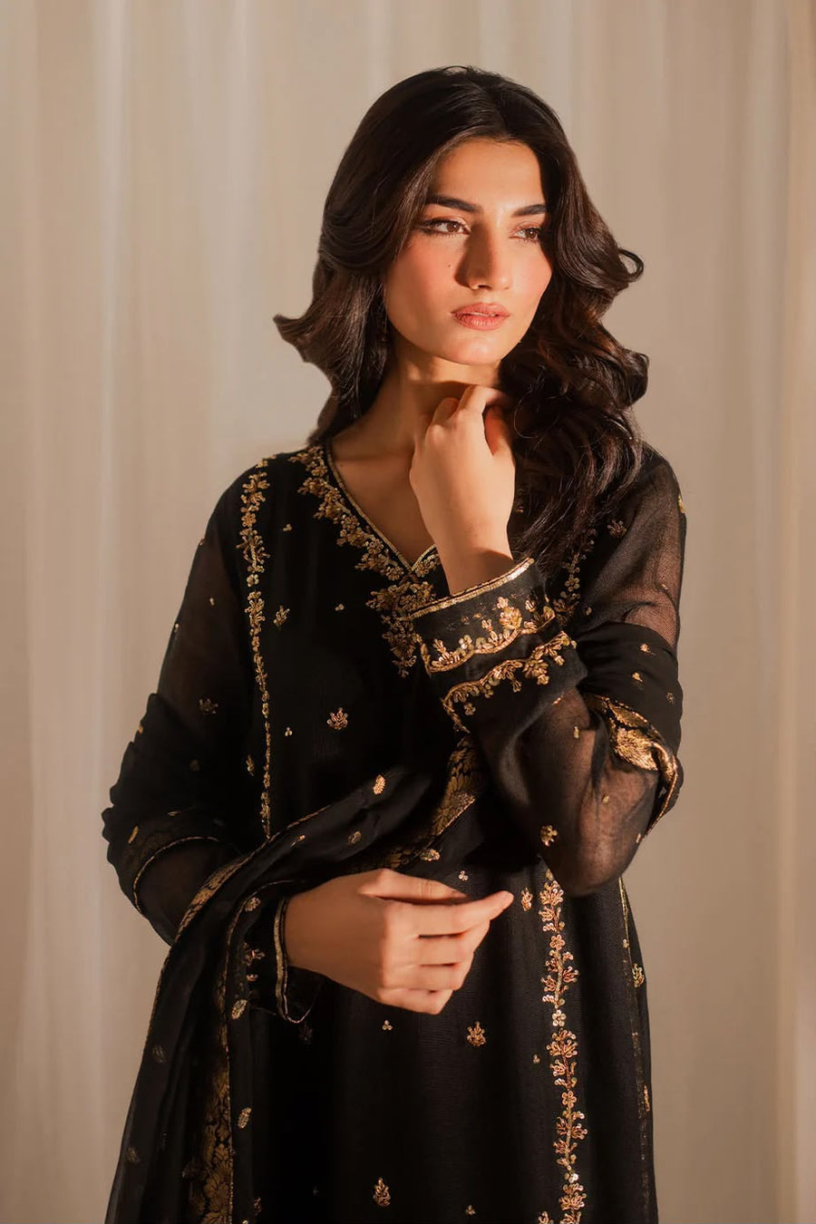 Iznik Hit Code Premium Heavy Embroidered Chiffon 3-Piece Suit – Black & Red